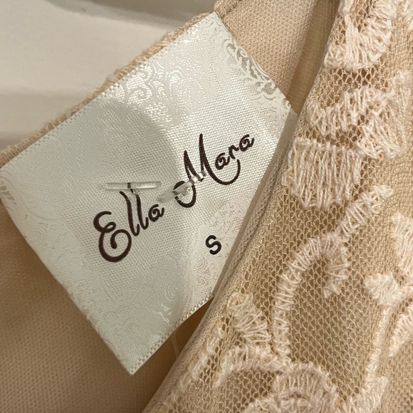 Elegant Lace Maxi Dress in Cream and Tan - Picture 2 of 4